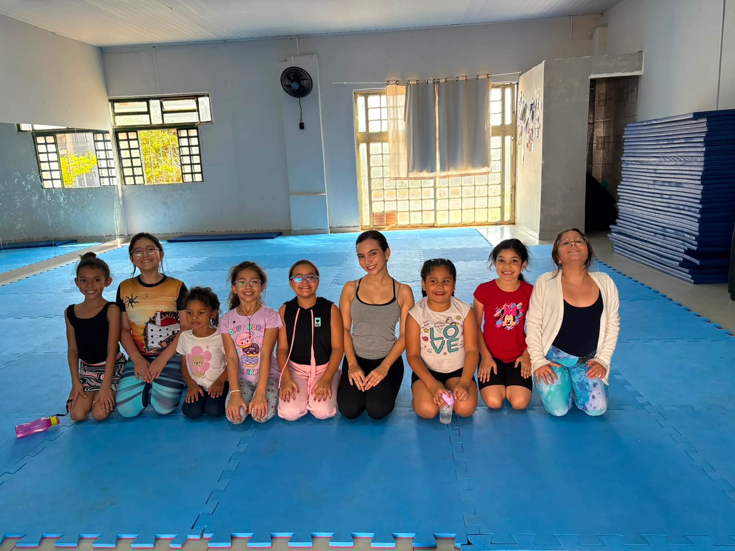 Turma e voluntárias reunidas em atividade de movimento