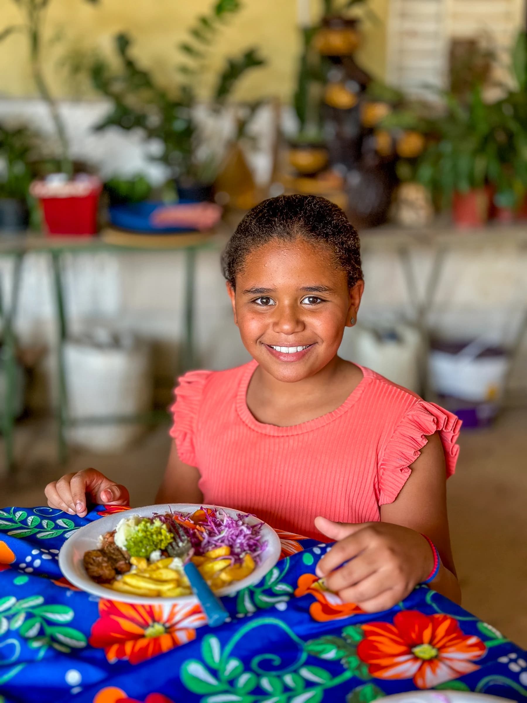 Menina atendida em atividade de alimentação