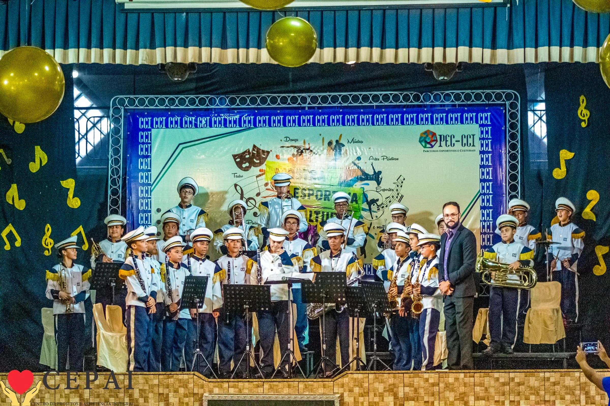 Banda de crianças e adolescentes em apresentação