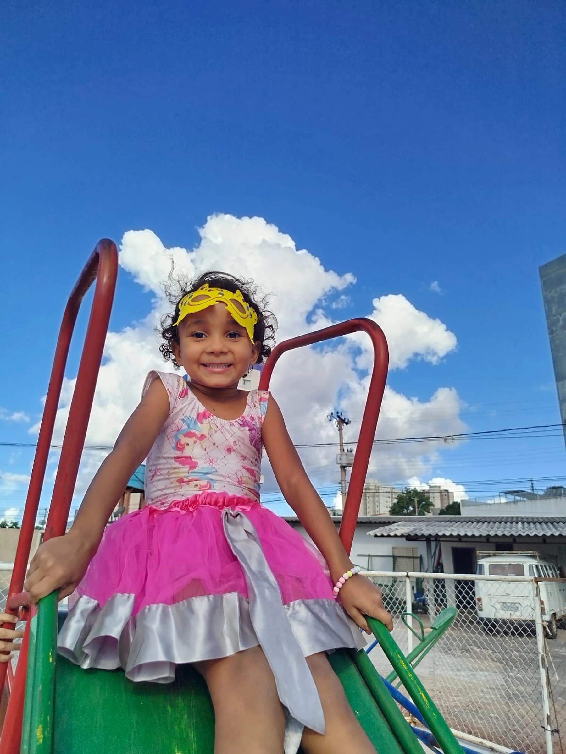 Criança brincando durante atividade recreativa
