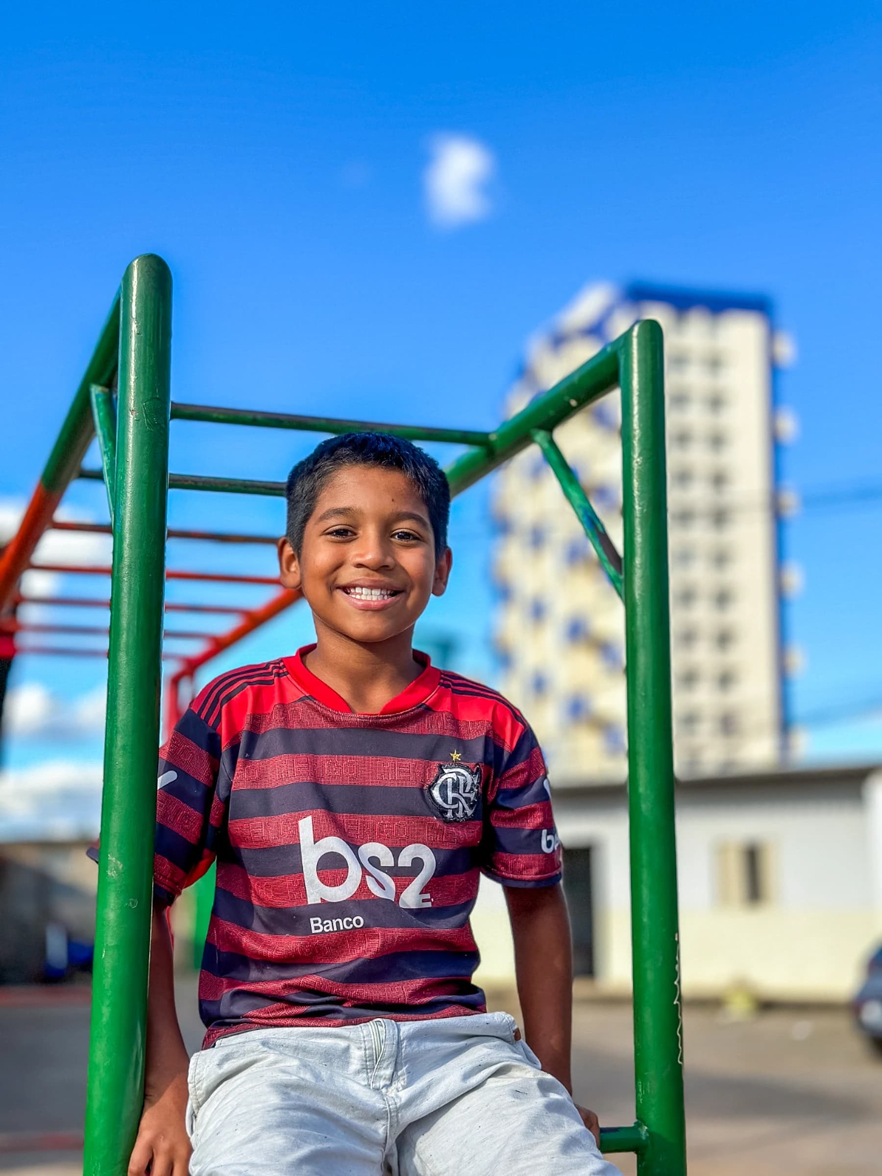 Criança atendida pelo CEPAI brincando no parquinho