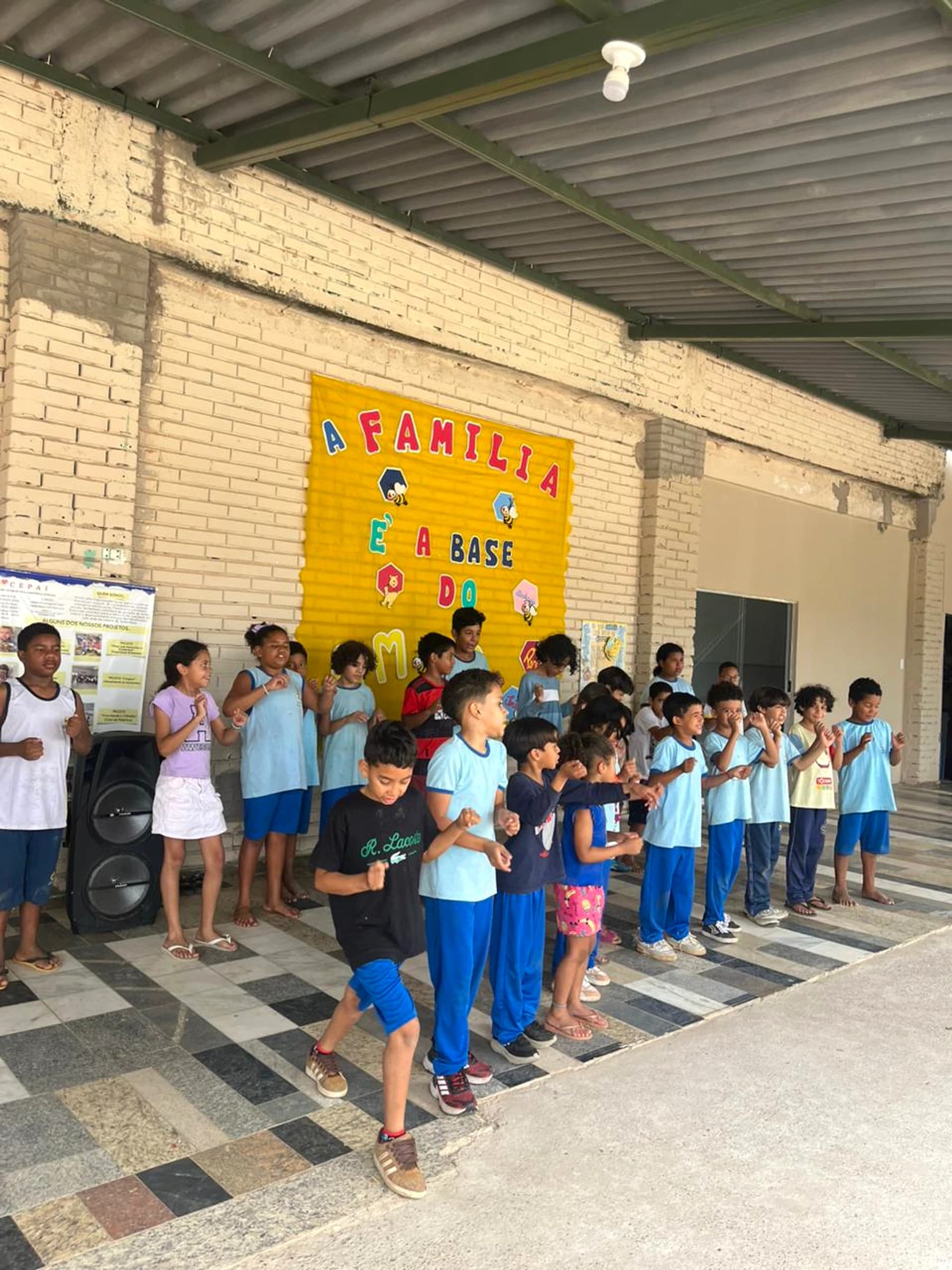 Crianças em apresentação para as famílias
