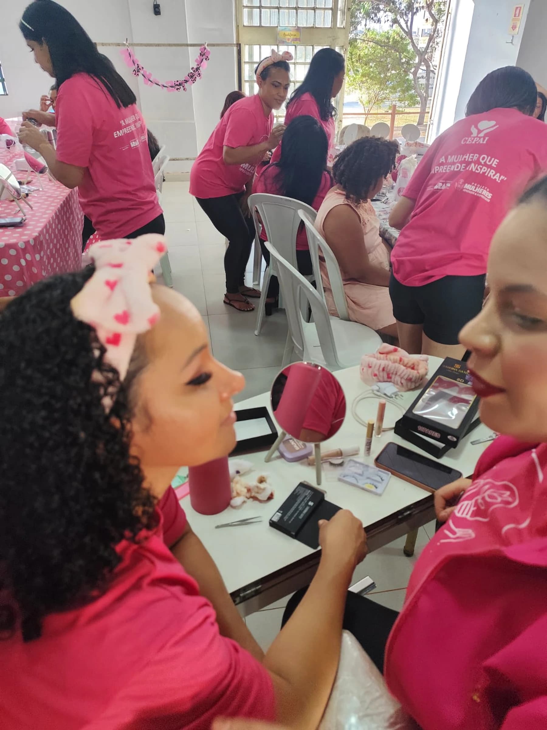 Mulheres em oficina de maquiagem e empreendedorismo