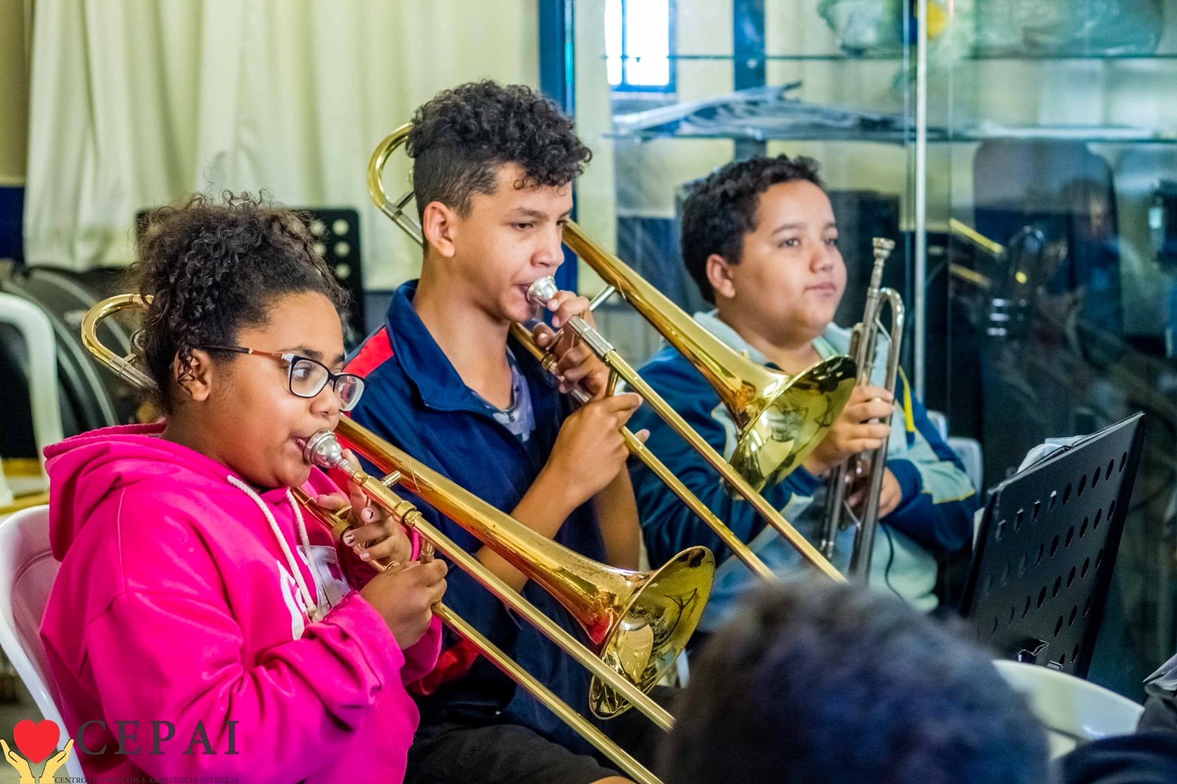 Jovens participando de uma aula de música