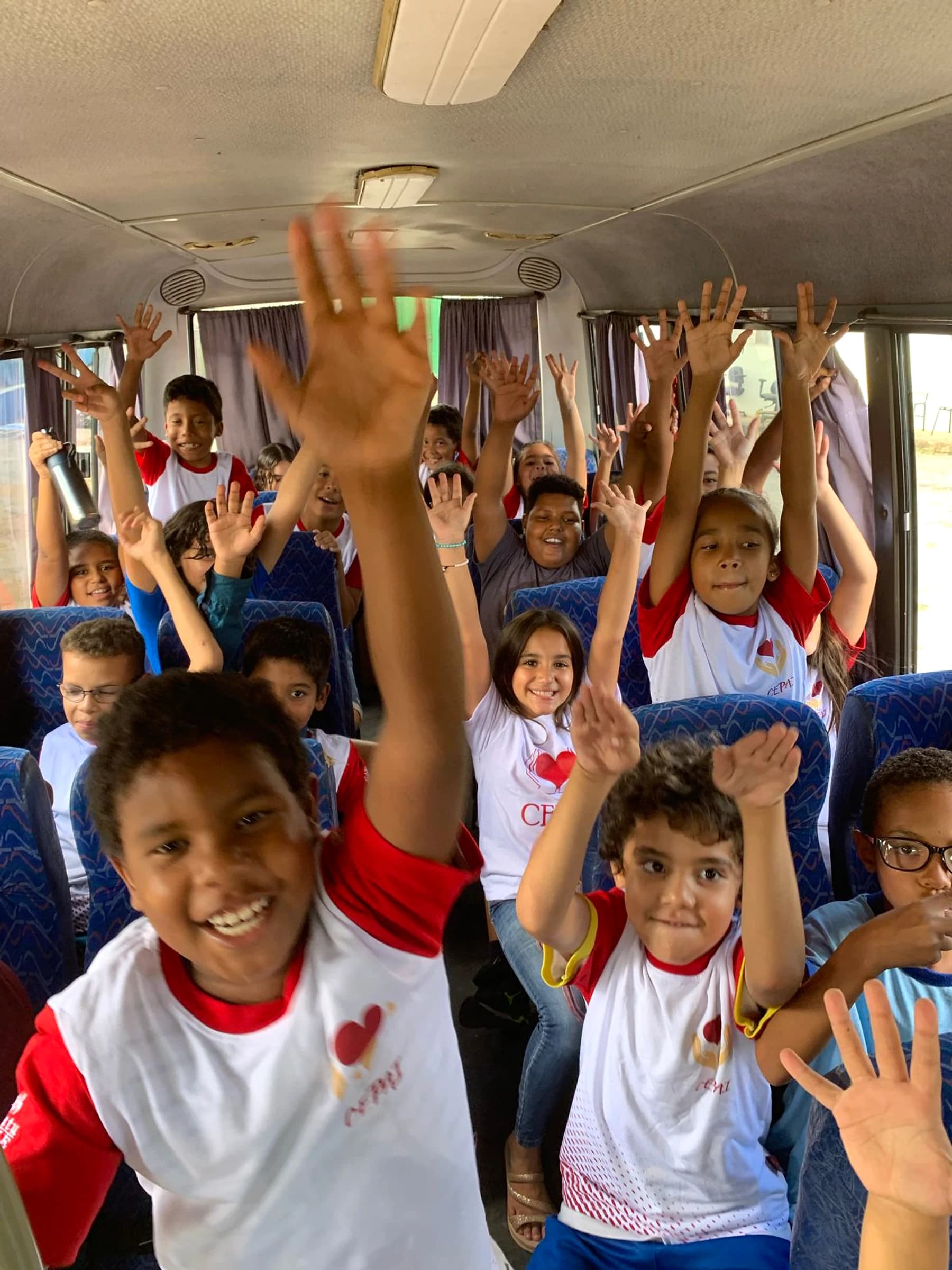 Crianças felizes durante passeio do CEPAI